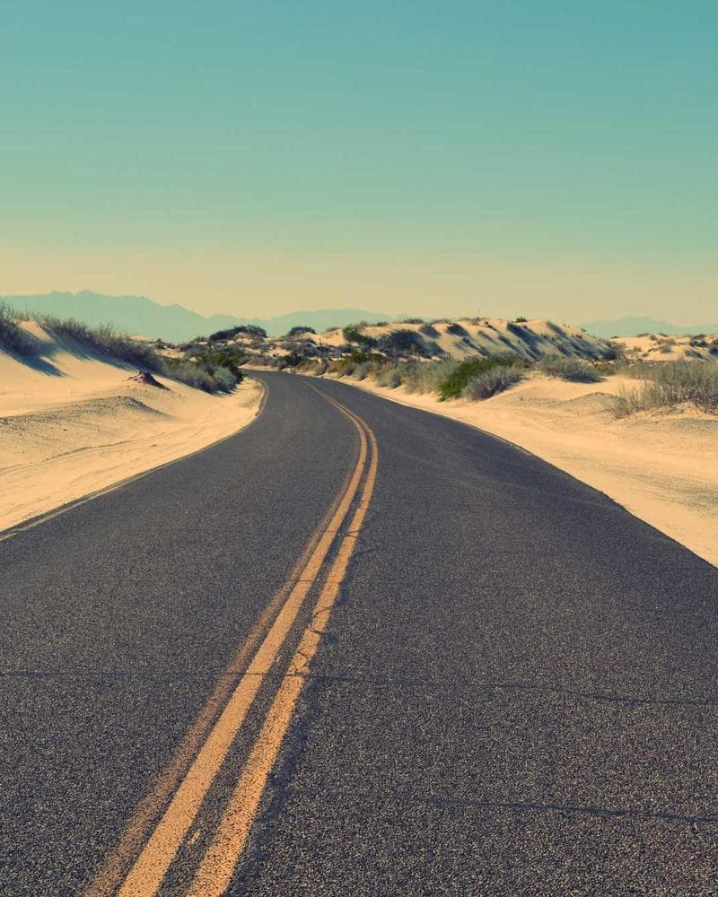 Criança lendo a bíblia